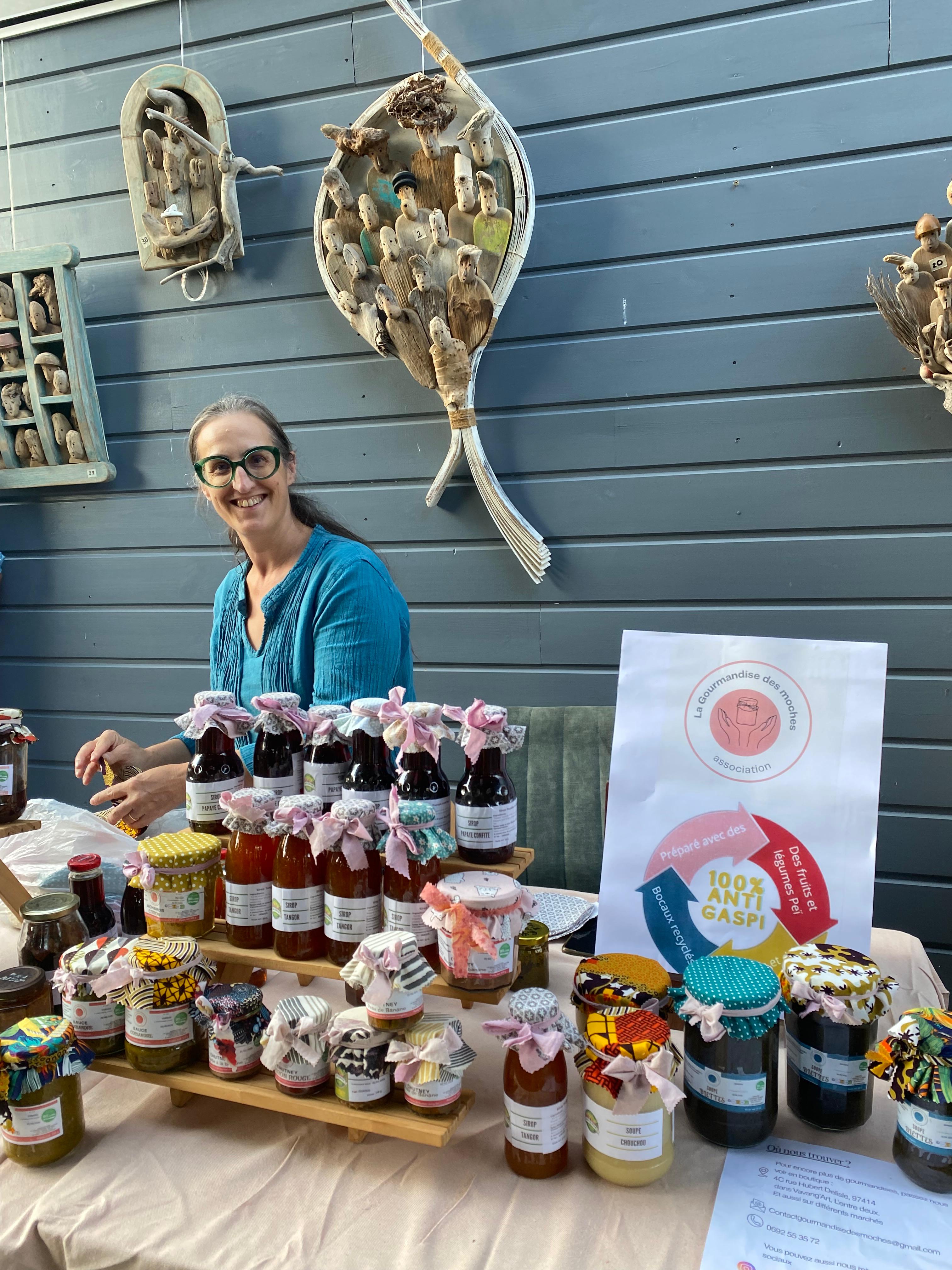 Sandra Ramaye et ses bocaux sur un marché